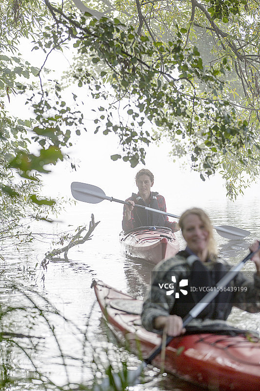 雾中划皮划艇的女人图片素材