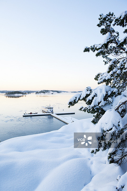 冬季停靠在码头的船只图片素材