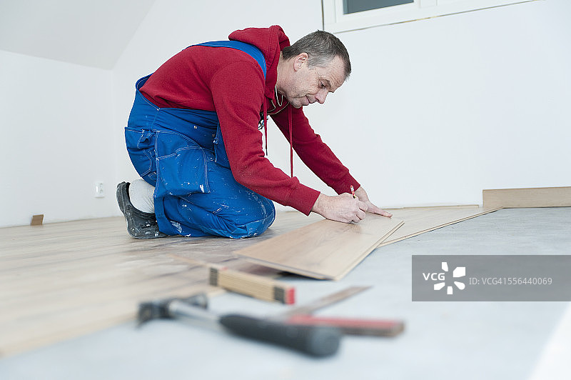 男子躺在复合地板上图片素材