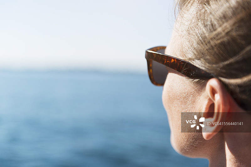 看海的女人特写图片素材