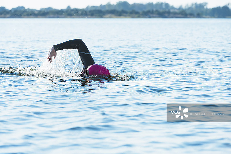 在海中游泳的人图片素材