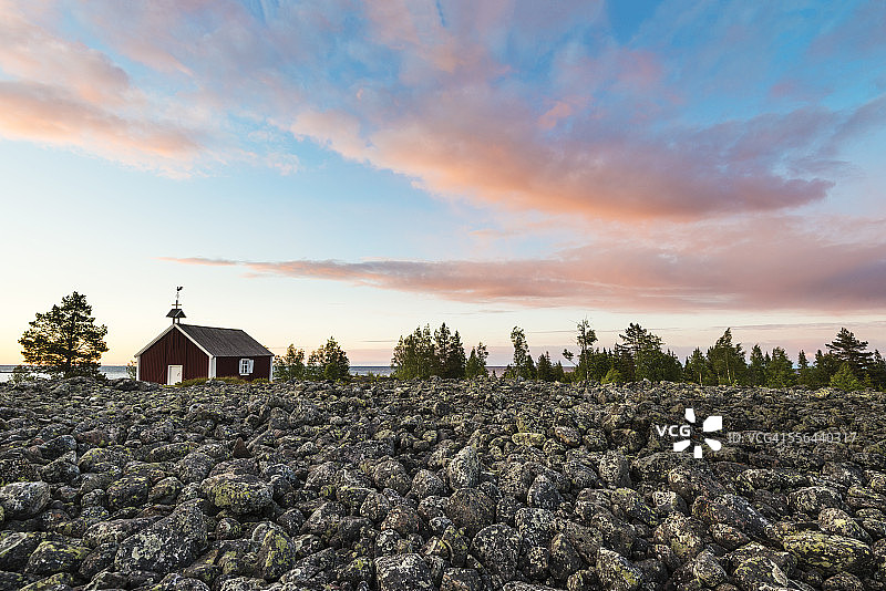 黄昏时分的田野和建筑图片素材