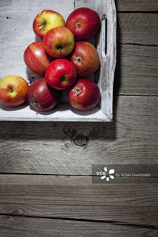 木制托盘上的艾尔斯塔苹果和布瑞本苹果图片素材
