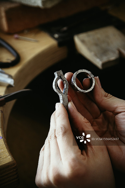 金匠制作木目金风格结婚戒指图片素材