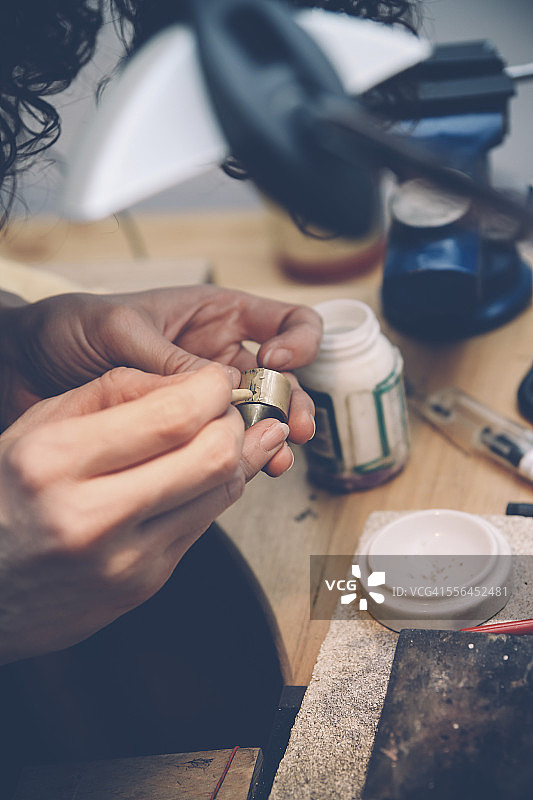 金匠制作结婚戒指图片素材