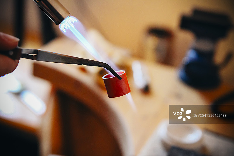 金匠在工作台上使用本生灯图片素材