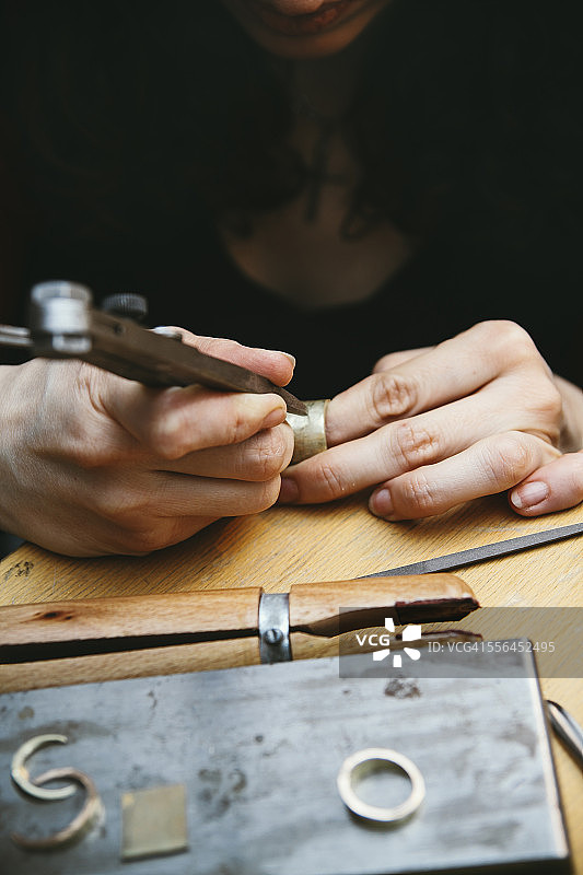 金匠制作结婚戒指图片素材