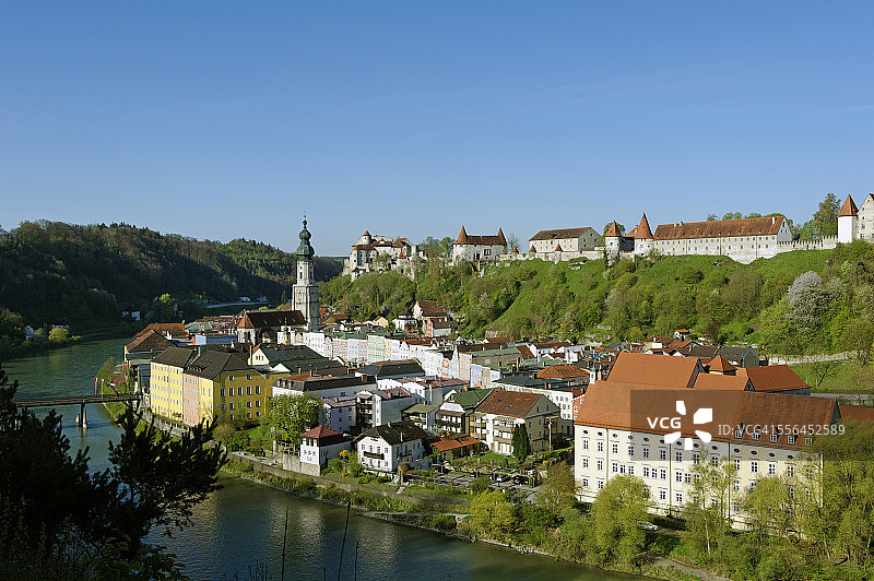 德国巴伐利亚布格豪森，带有雅各布教区教堂和城堡的老城区图片素材