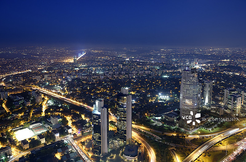 从伊斯坦布尔蓝宝石大厦俯瞰土耳其伊斯坦布尔金融区夜景图片素材