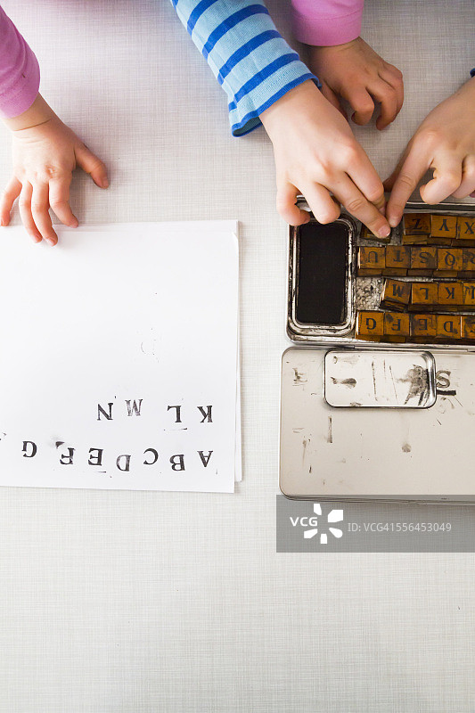 两位女孩盖章图片素材