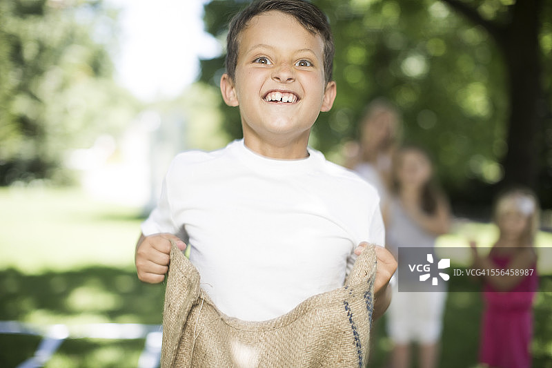 男孩参加麻袋比赛图片素材