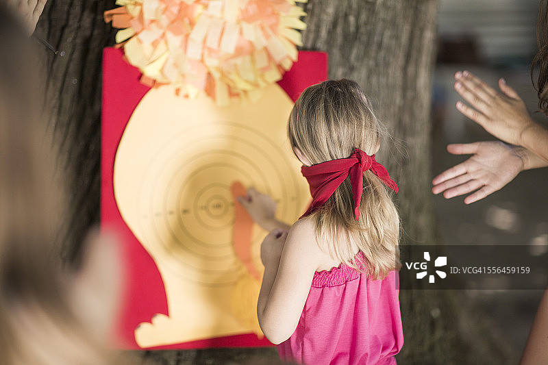 在花园里玩“驴尾巴”游戏的女孩们图片素材