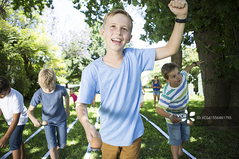 男孩在鸡蛋竞跑比赛中获胜图片素材