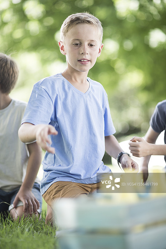 在花园里玩套圈游戏的男孩图片素材