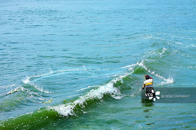 使用渔网的传统捕鱼方式图片素材
