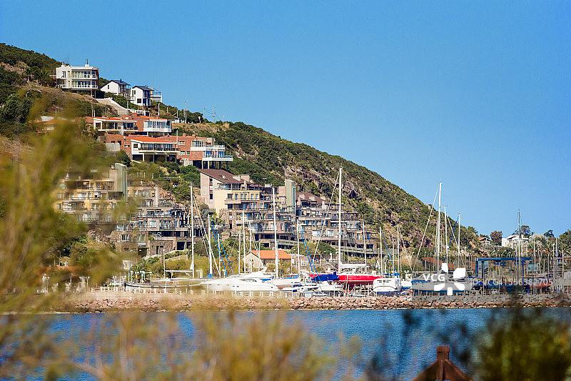 皮里亚波利斯山丘和港口景色图片素材
