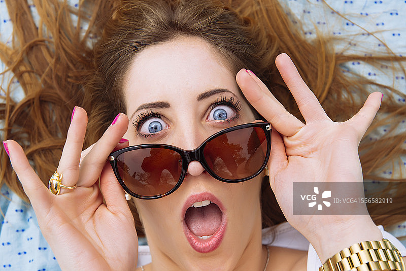 张着嘴的惊讶女子图片素材