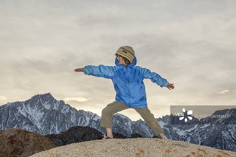 在岩石上的孩子图片素材