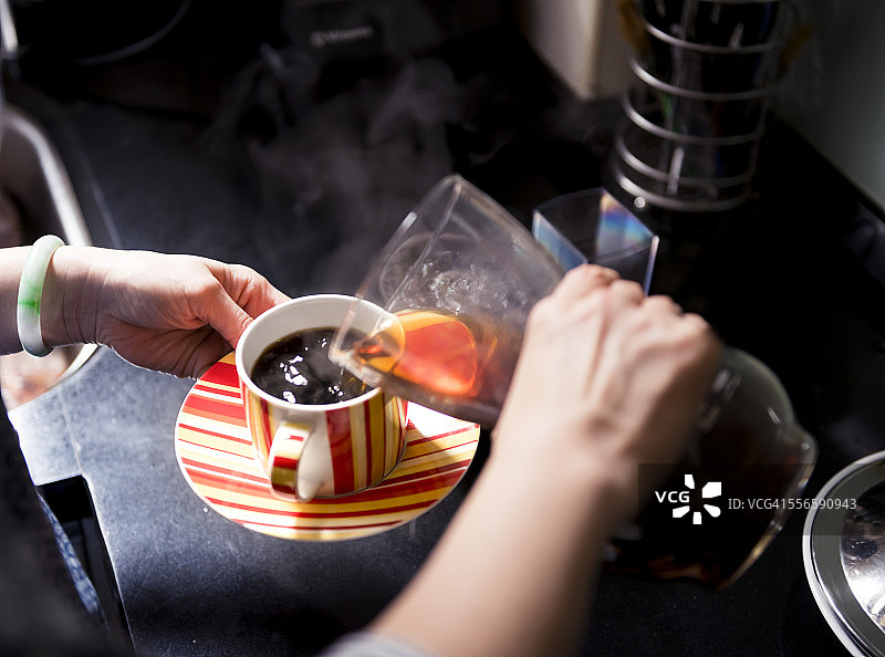 女人倒咖啡入杯图片素材