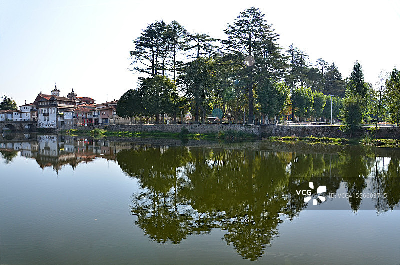 塔梅加河中的倒影图片素材