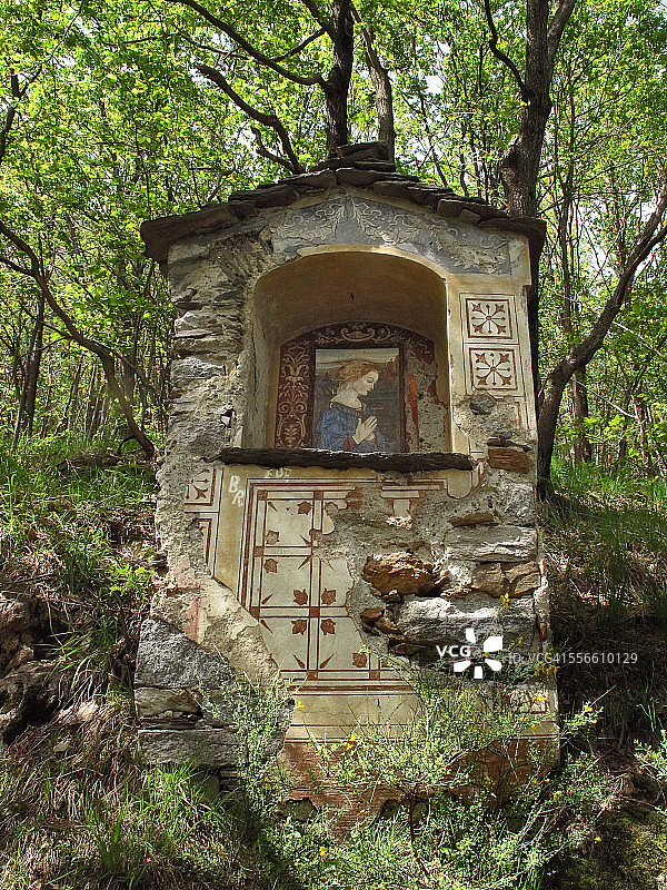 带有圣母玛利亚绘画的还愿小教堂图片素材