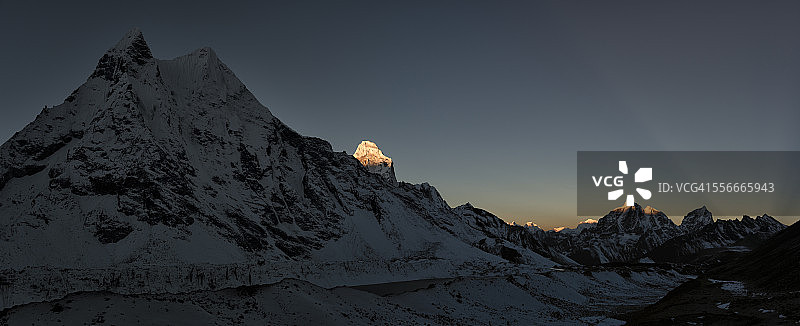 尼泊尔昆布珠穆朗玛峰地区阿玛达布拉姆峰和塔波切峰的日出图片素材