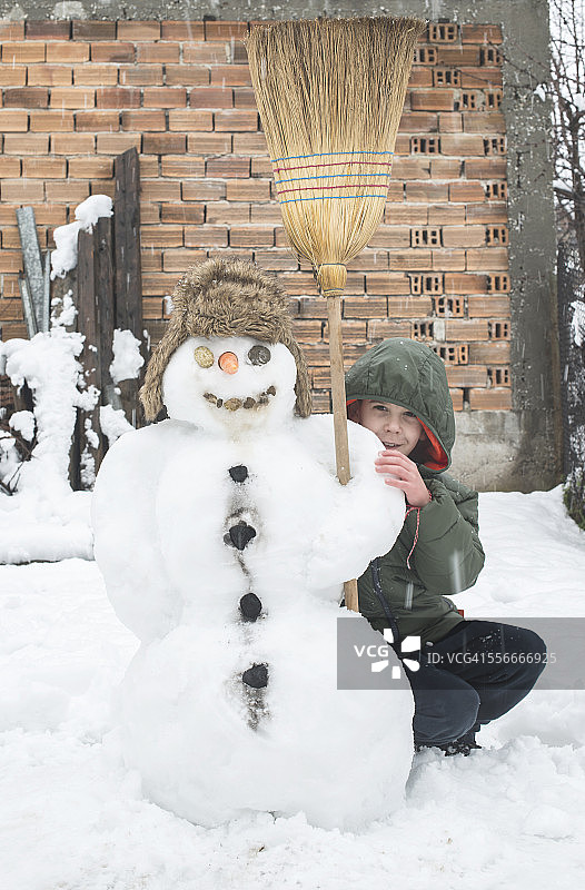 男孩玩雪人图片素材