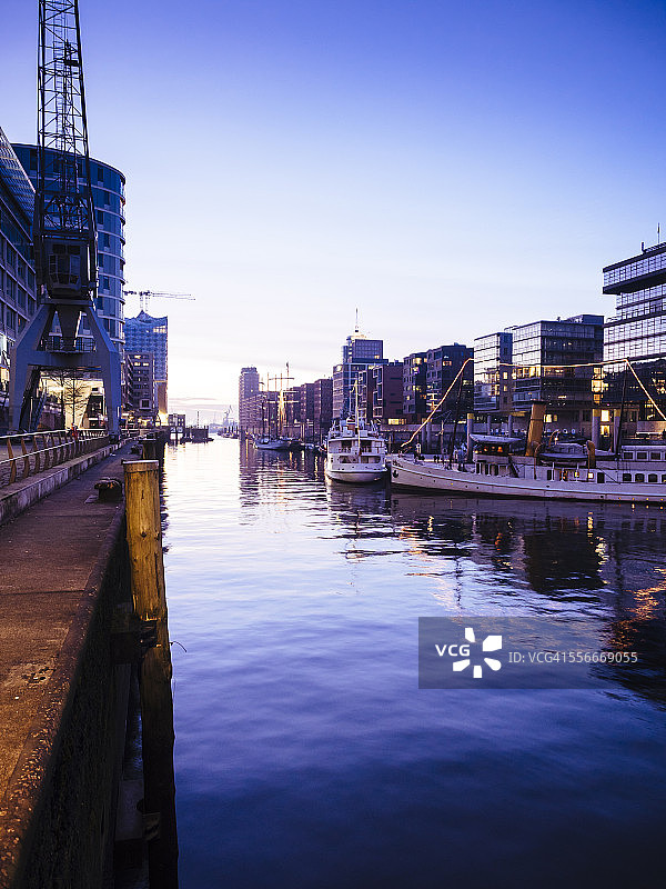 德国汉堡：港口城市麦哲伦露台在黄昏时分图片素材