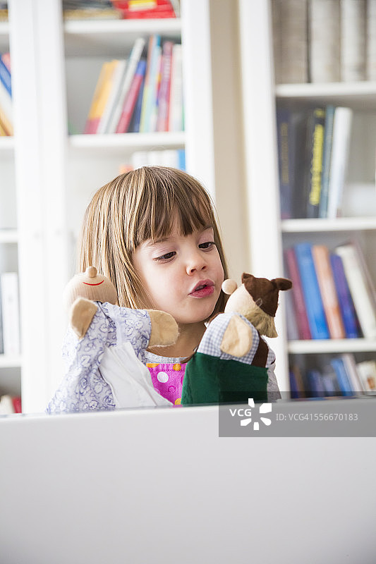在家玩偶戏的女孩图片素材