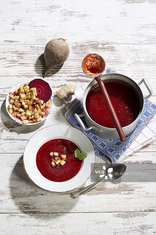 配面包丁的甜菜根汤图片素材