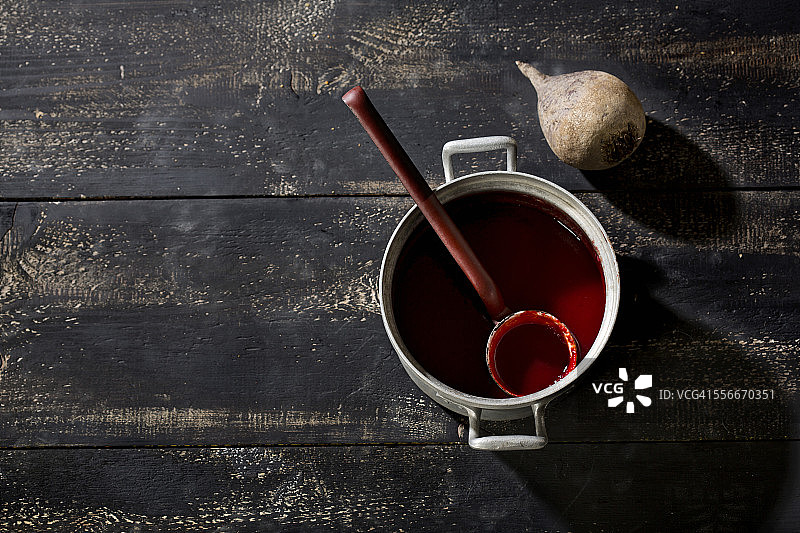 锅里的甜菜根汤图片素材
