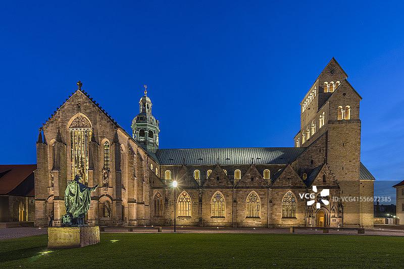德国希尔德斯海姆黄昏时分的教堂与伯恩瓦德纪念碑图片素材