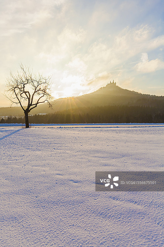 德国巴登-符腾堡州冬日晨曦下的霍亨索伦城堡图片素材