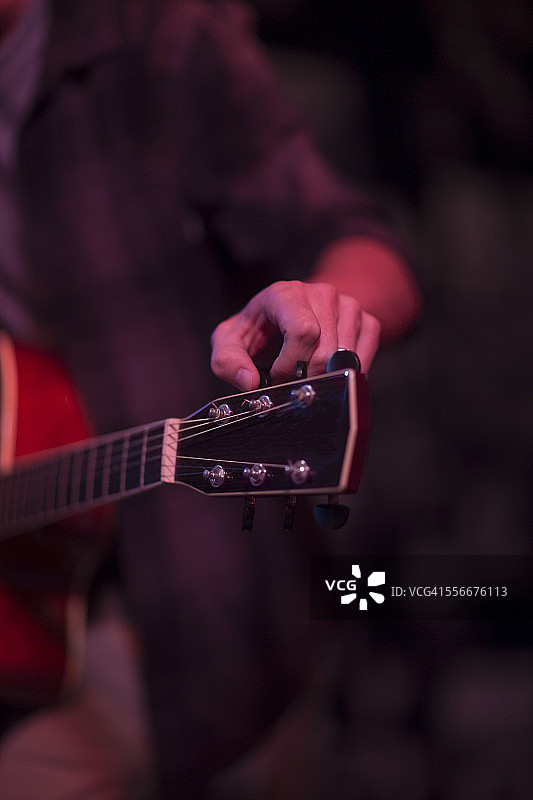 男人调音吉他图片素材