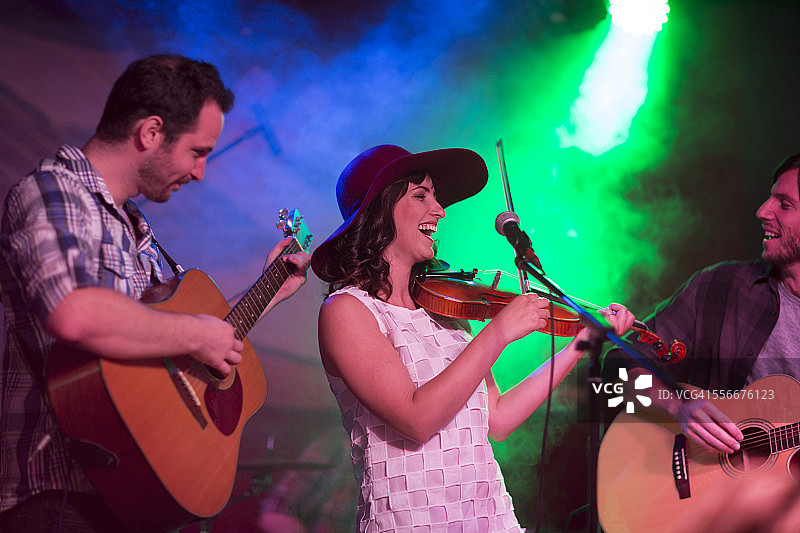 带有小提琴和两把原声吉他的民间乐队图片素材