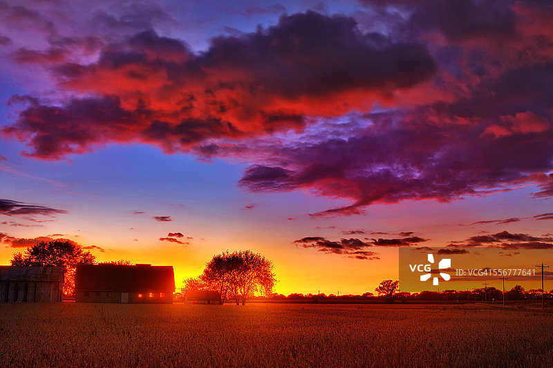 威斯康星州日落时分的农场和农田图片素材