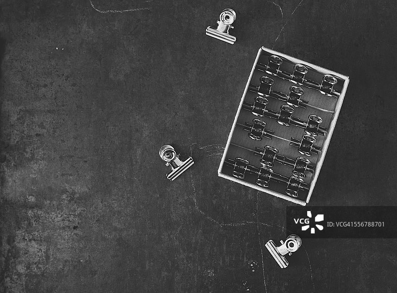 金属桌子上带有老虎夹的纸板箱图片素材