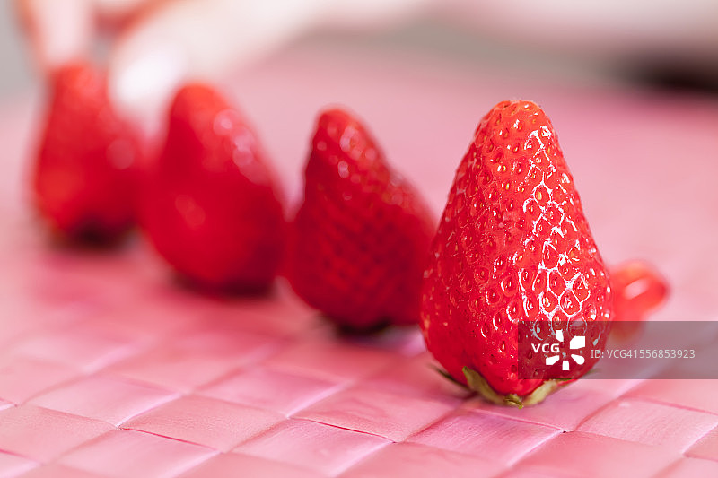 一排草莓特写镜头图片素材