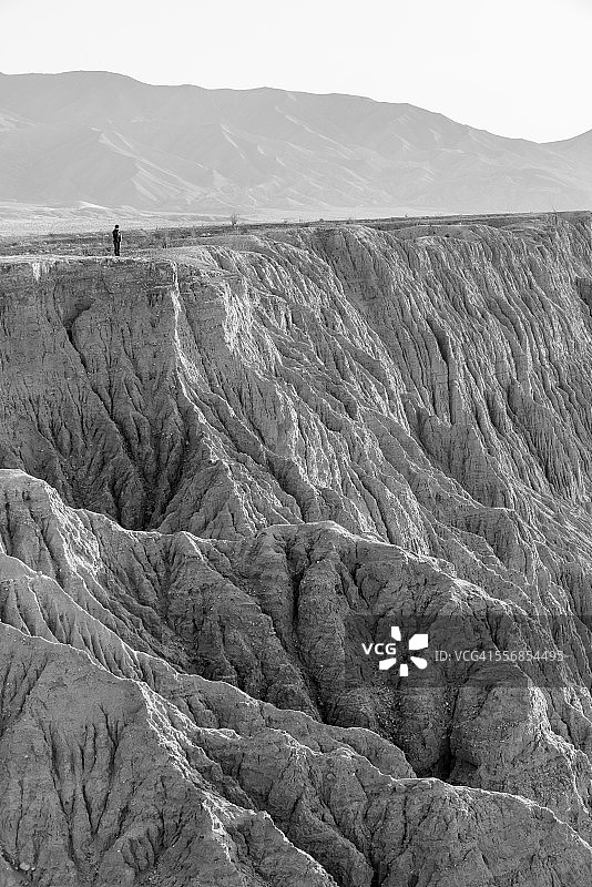 女人在安扎博雷戈沙漠公园的字体角图片素材