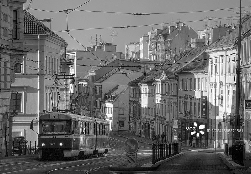 布尔诺老城街景建筑与5号电车图片素材