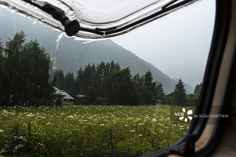 雨天法国草地图片素材