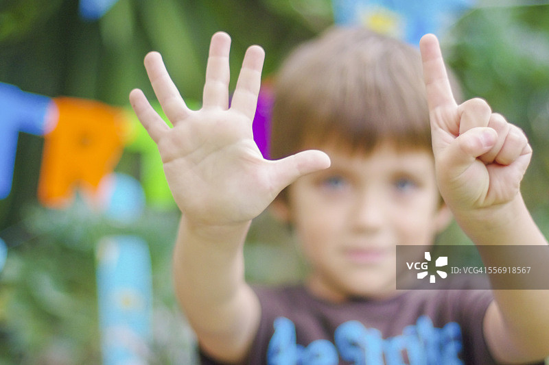 生日男孩用手展示数字6图片素材