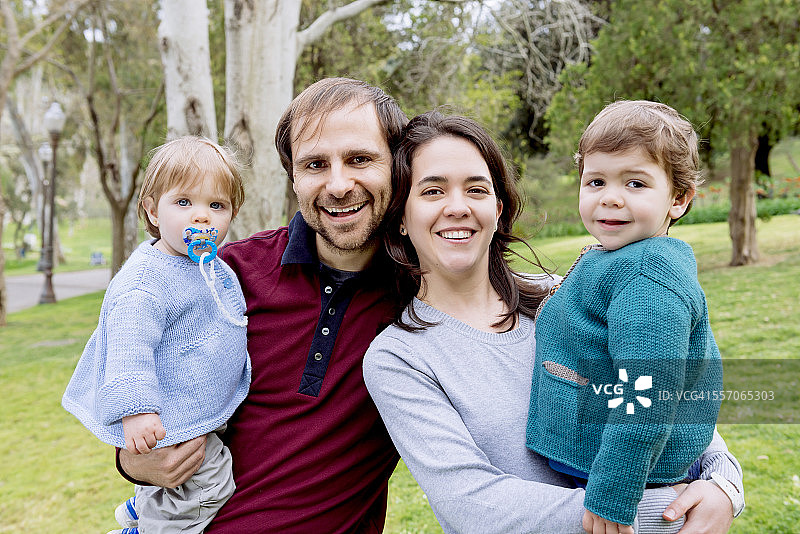 年轻情侣和两个孩子在公园里图片素材