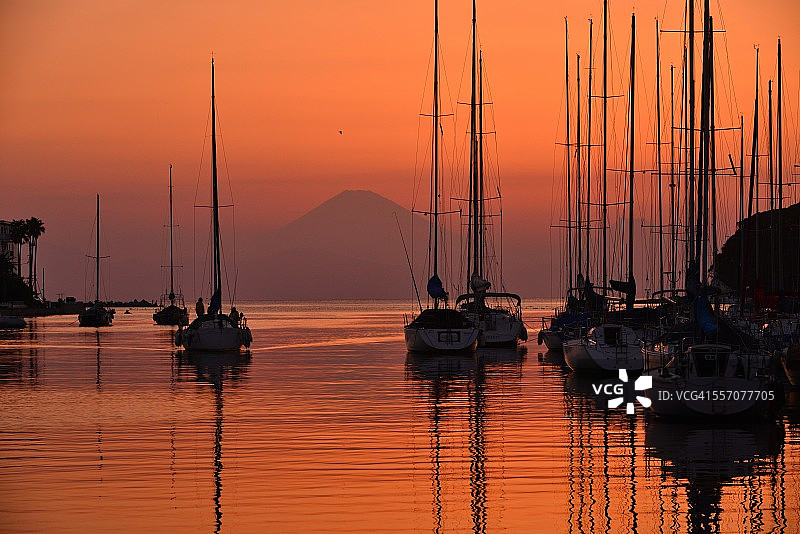 日落后的富士山和游艇港图片素材