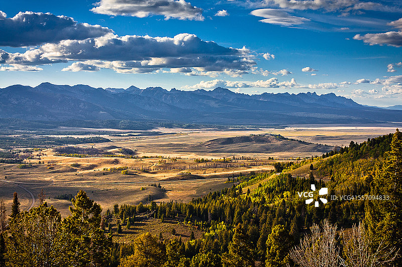 早秋时节从盖莱纳峰看到的锯齿山图片素材