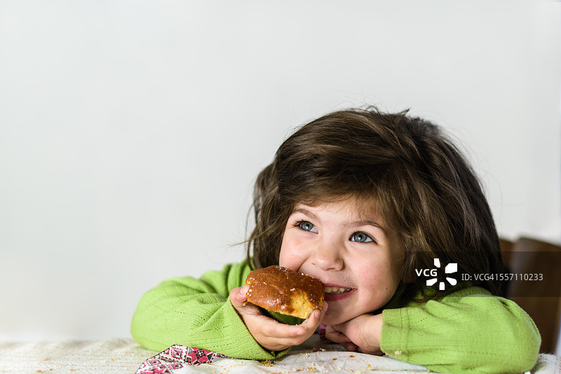 微笑的女孩吃面包卷图片素材
