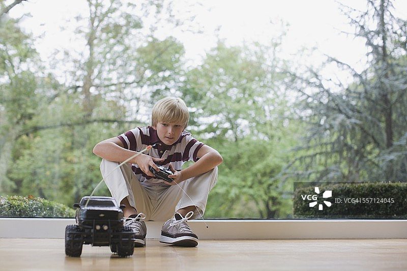 男孩玩遥控汽车图片素材