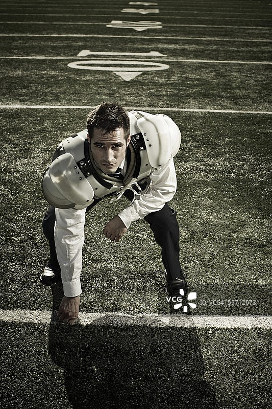 在橄榄球场上的垫肩商人图片素材