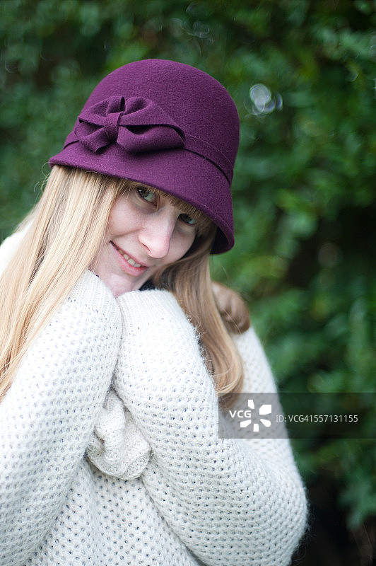 戴紫色帽子的女人图片素材