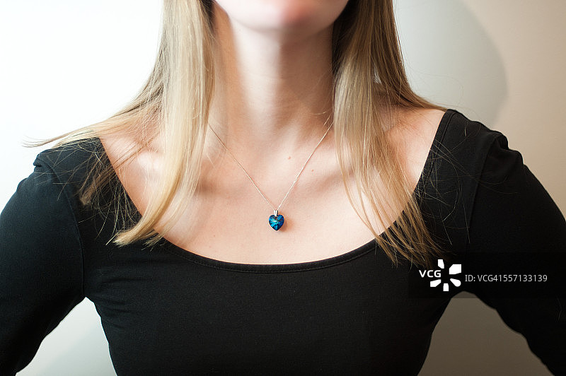 佩戴心形项链的女人图片素材